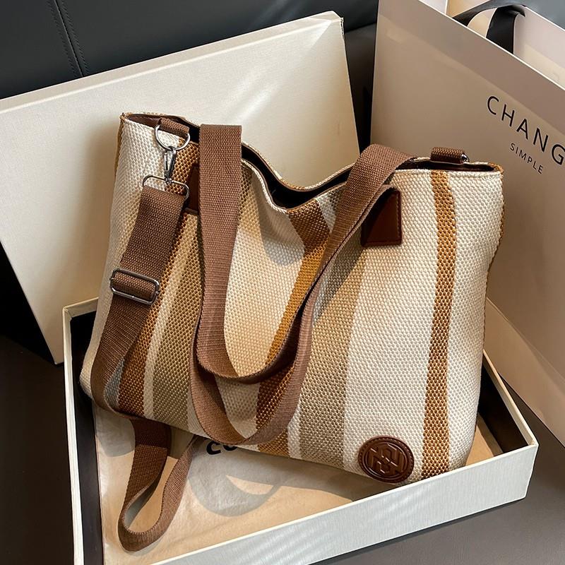 大容量包包女款爆款2025新款大学生上课包通勤托特单肩斜挎包