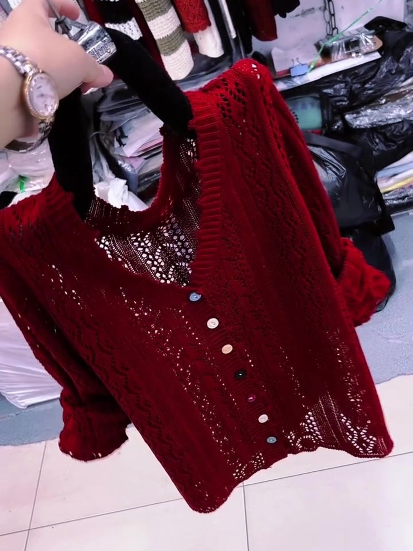 韩版温柔风百搭红色v领镂空针织衫新款气质彩色纽扣上衣2025年秋