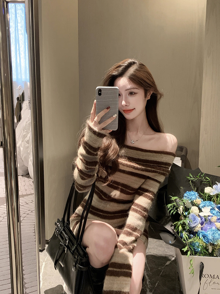 【巴塞尔落日】2025新款一字肩条纹针织上衣纯欲性感慵懒风韩系毛衣