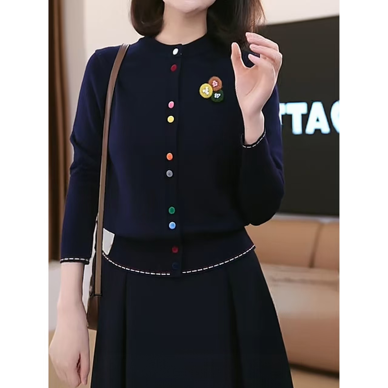 设计感彩色纽扣圆领针织开衫女秋冬新款藏青色毛衣小外套洋气上衣