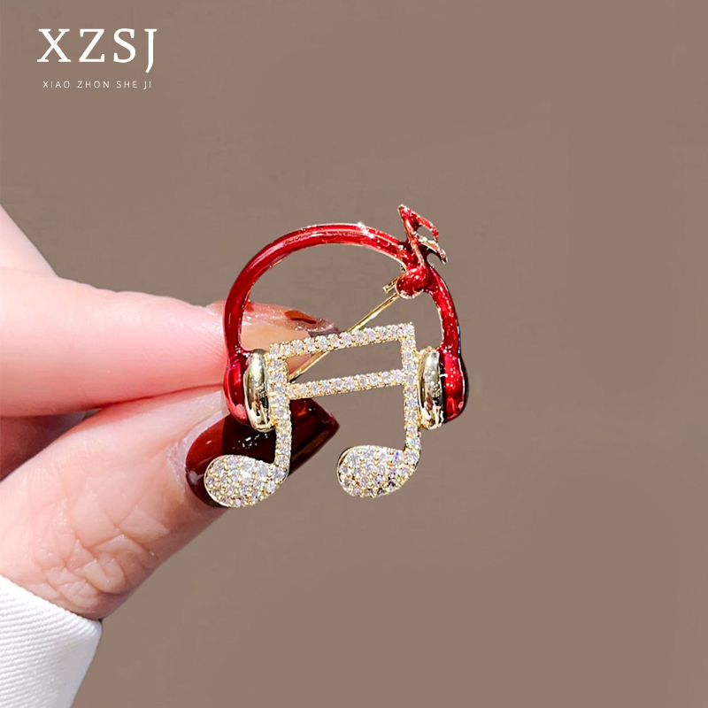 铜锆石胸针 新款百搭红色音符别针轻奢时尚高档耳麦胸花毛衣配饰