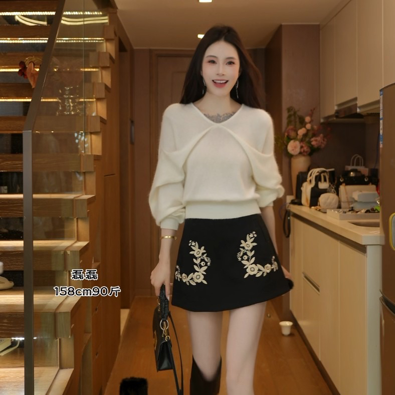 【磊磊】刺绣毛呢裙 宫廷金边裙子刺绣提花黑色短裙#8865