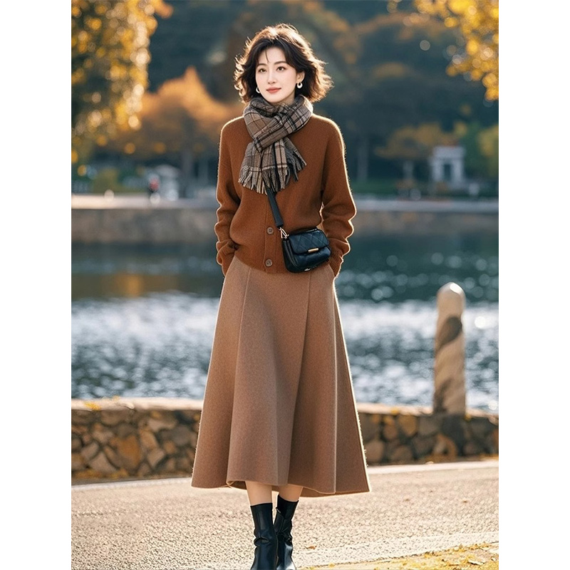 美拉德春季穿搭一整套高级感出席重要场合的咖色毛衣半身裙子套装