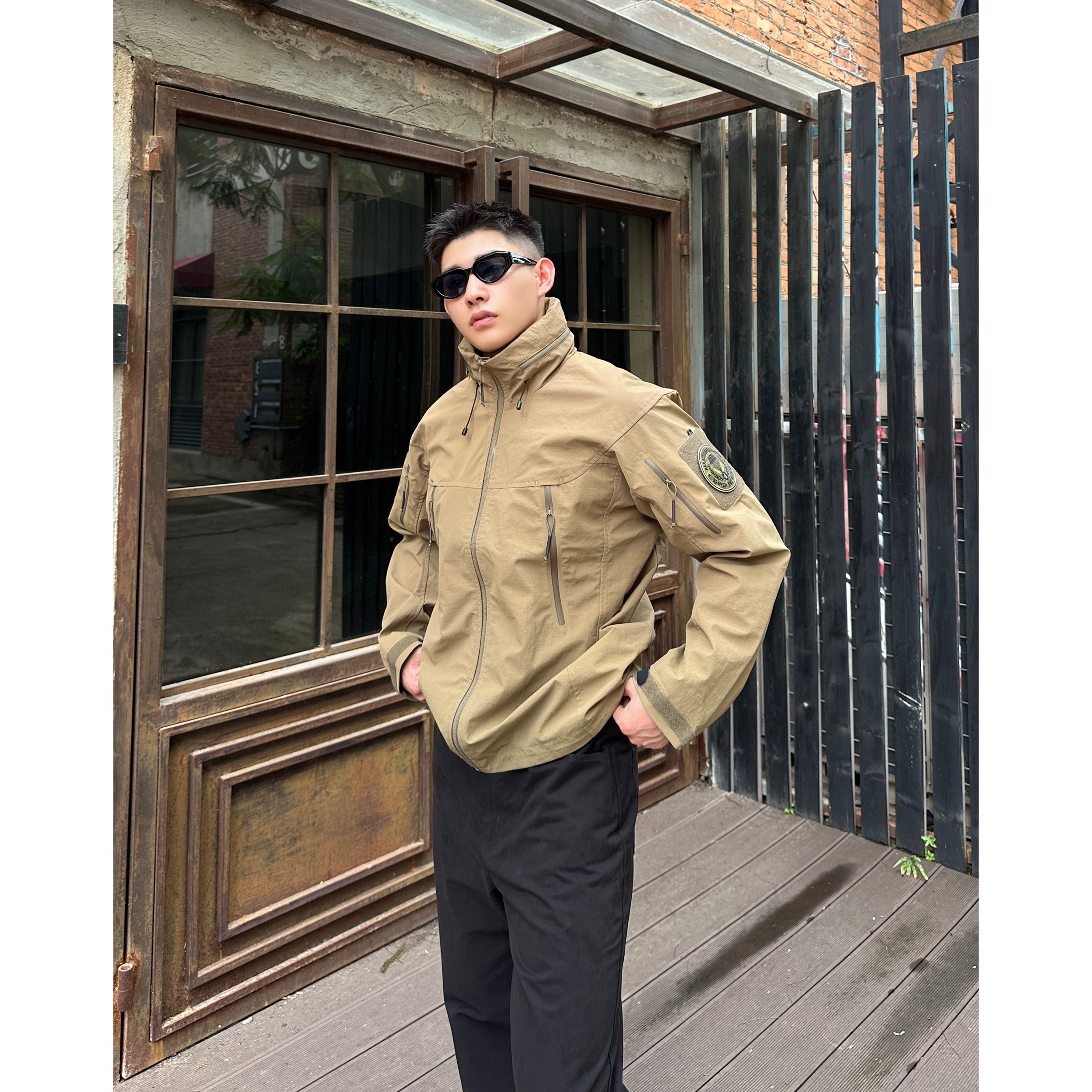 鸟加硬壳冲锋衣收缩立领连帽硬挺三防压胶夹克户外硬汉拉链夹克男