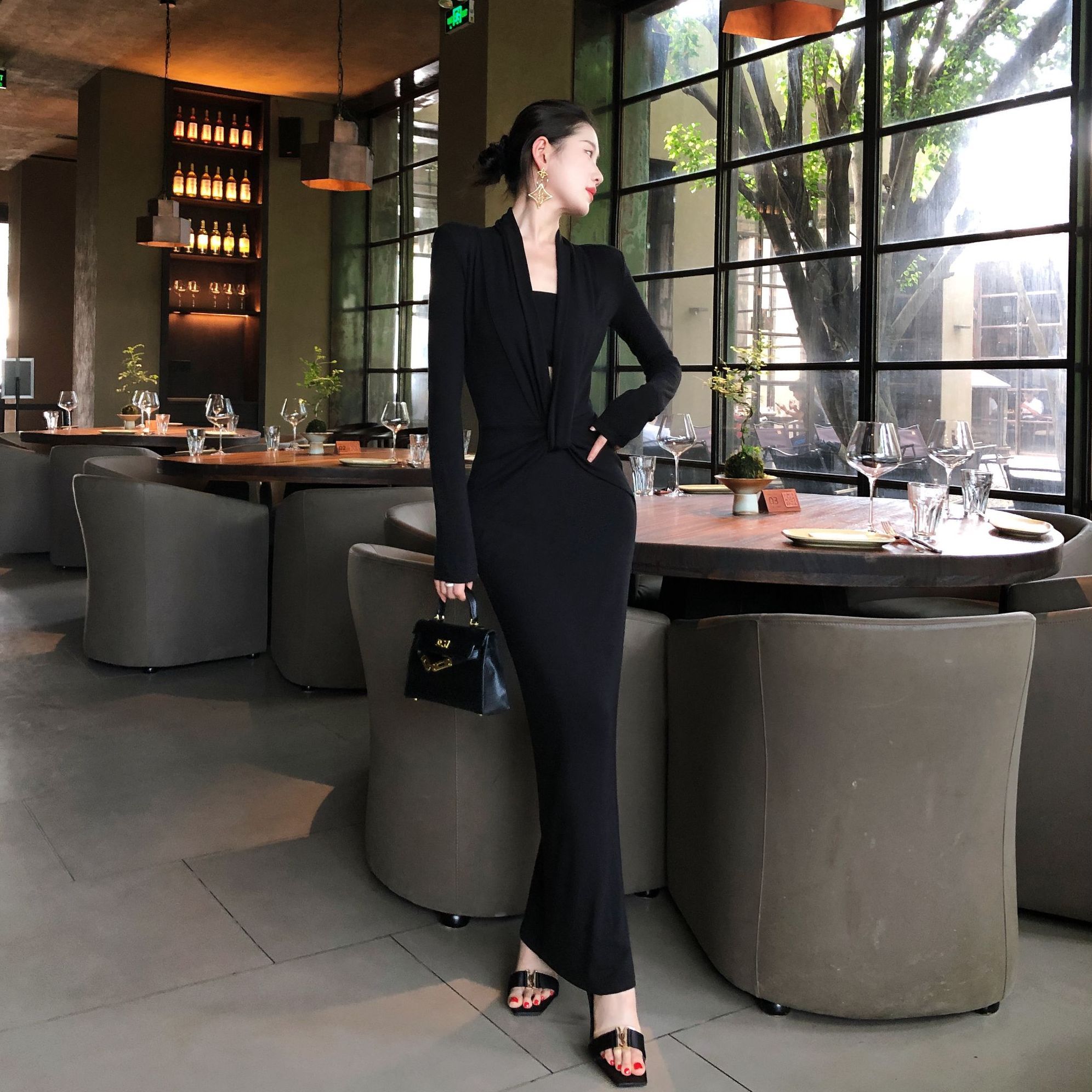 时尚名媛设计感法式深V领秋季连衣裙轻熟显瘦收腰裙御姐包臀长裙