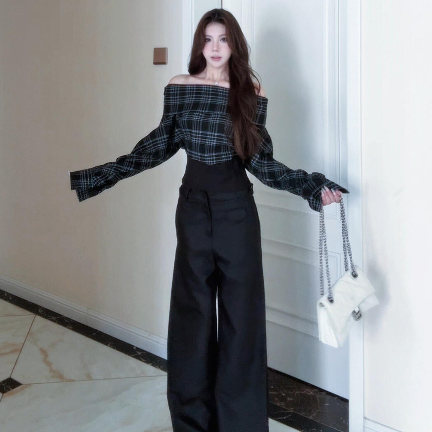 黑色格纹一字肩长袖衬衫女早秋穿搭2025新款爆款宽松显瘦短款上衣