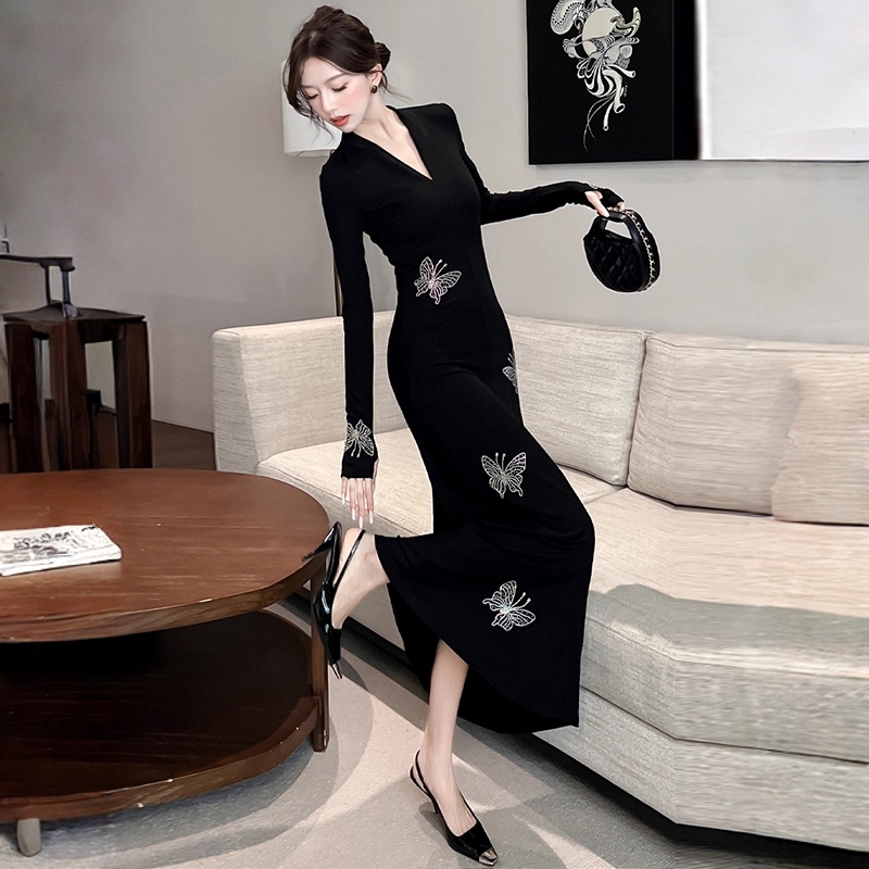 设计感小众法式V领蝴蝶烫钻针织打底连衣裙2025秋冬新款女装潮