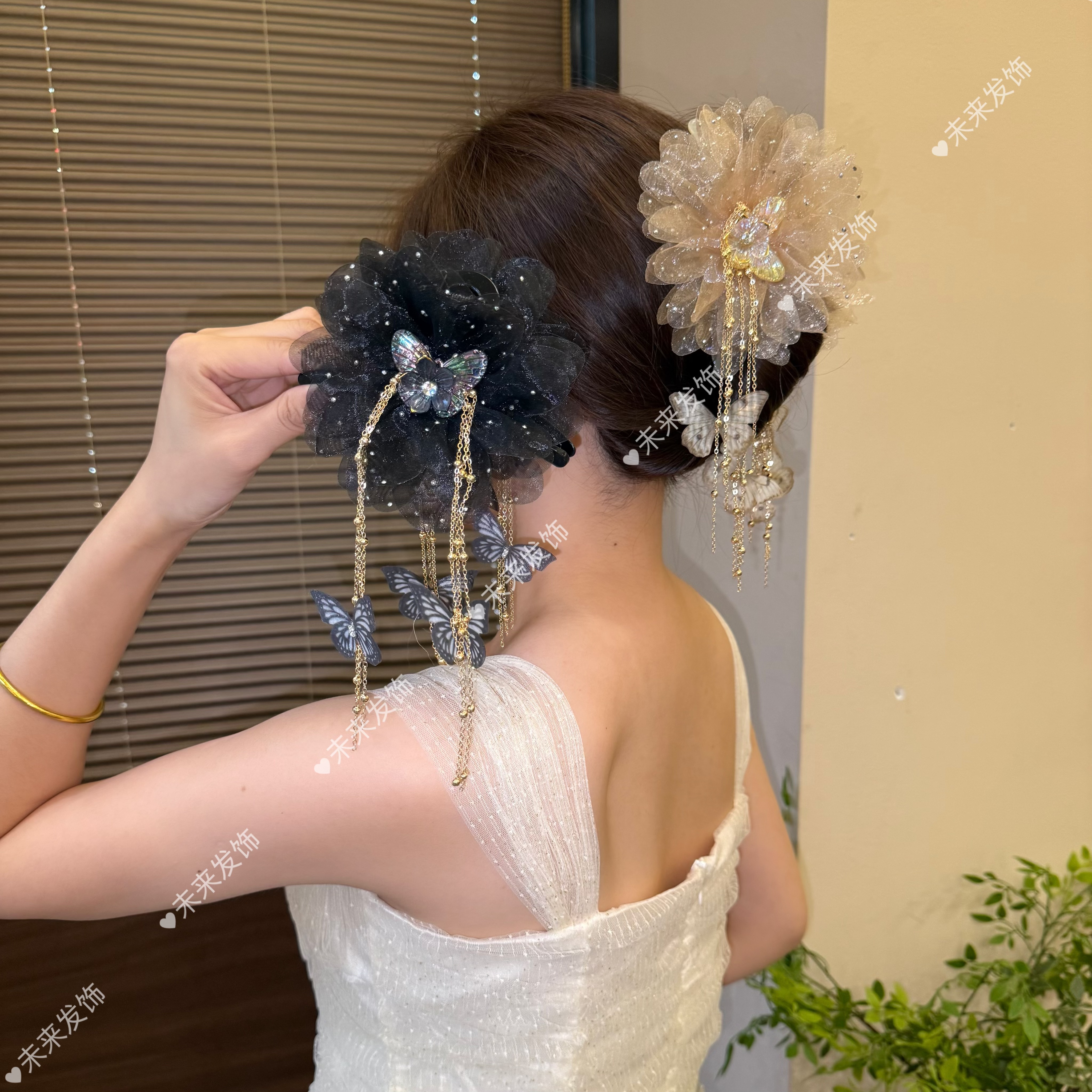 未来店铺2025新款“蝴蝶吻花”流苏抓夹气质百搭显发量后脑勺鲨鱼夹