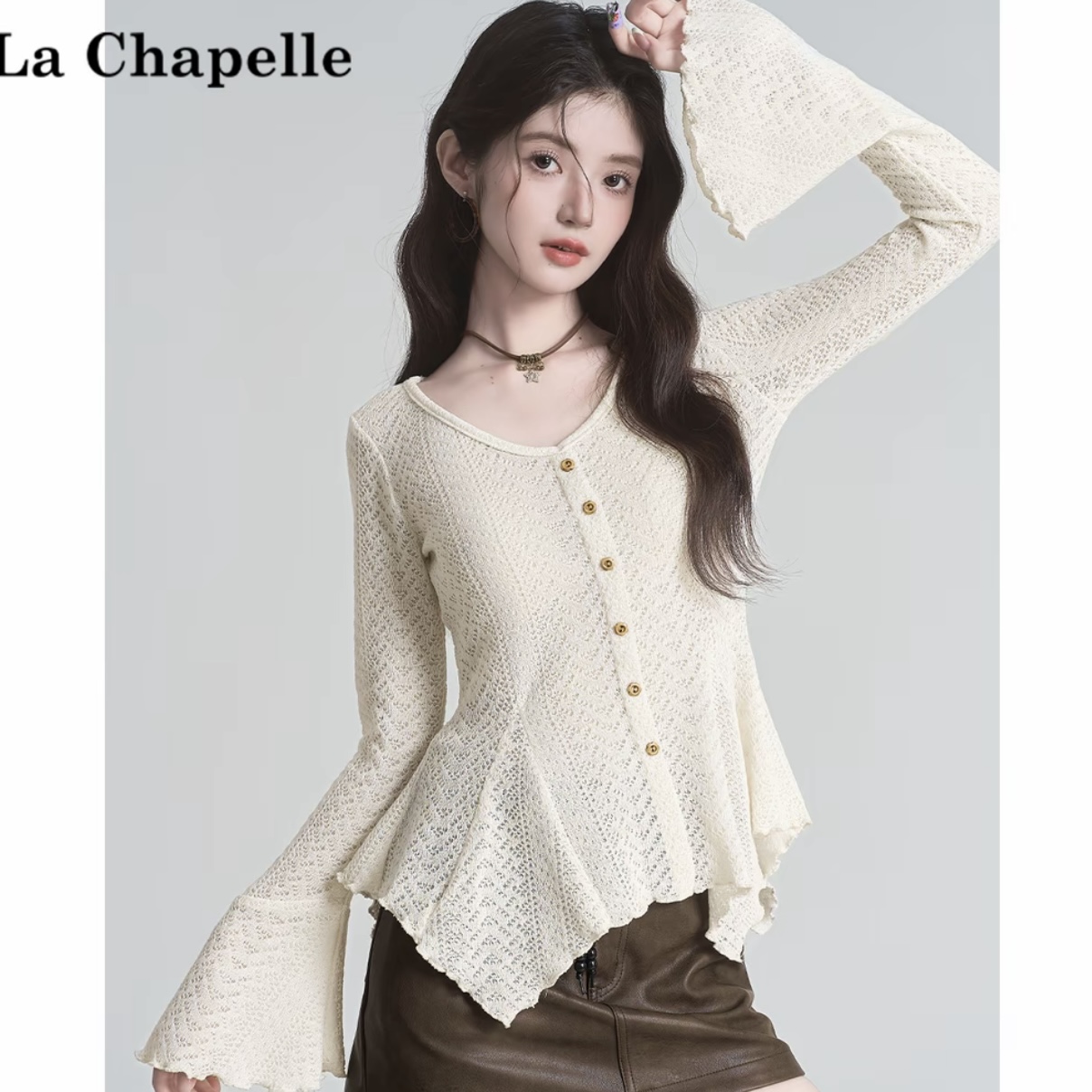 爱豆+《现货现发》205镂空设计感V领喇叭长袖针织t恤温柔风显瘦上衣
