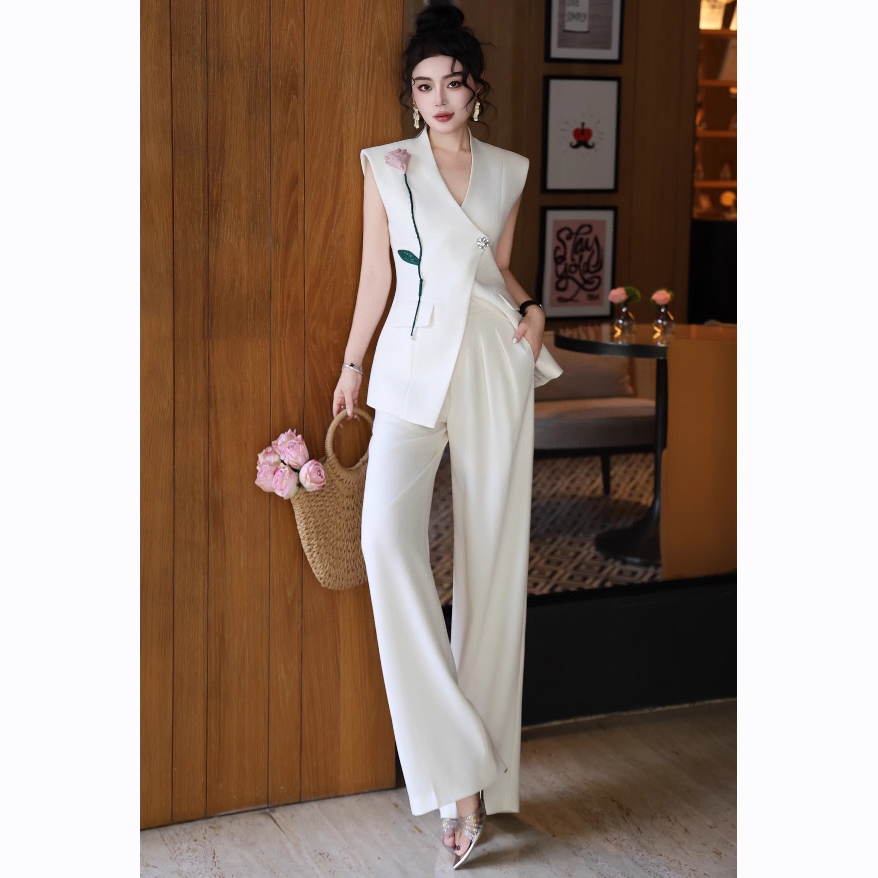 高级感夏季网红洋气炸街气质简约白色通勤立体花朵无袖西装套装女