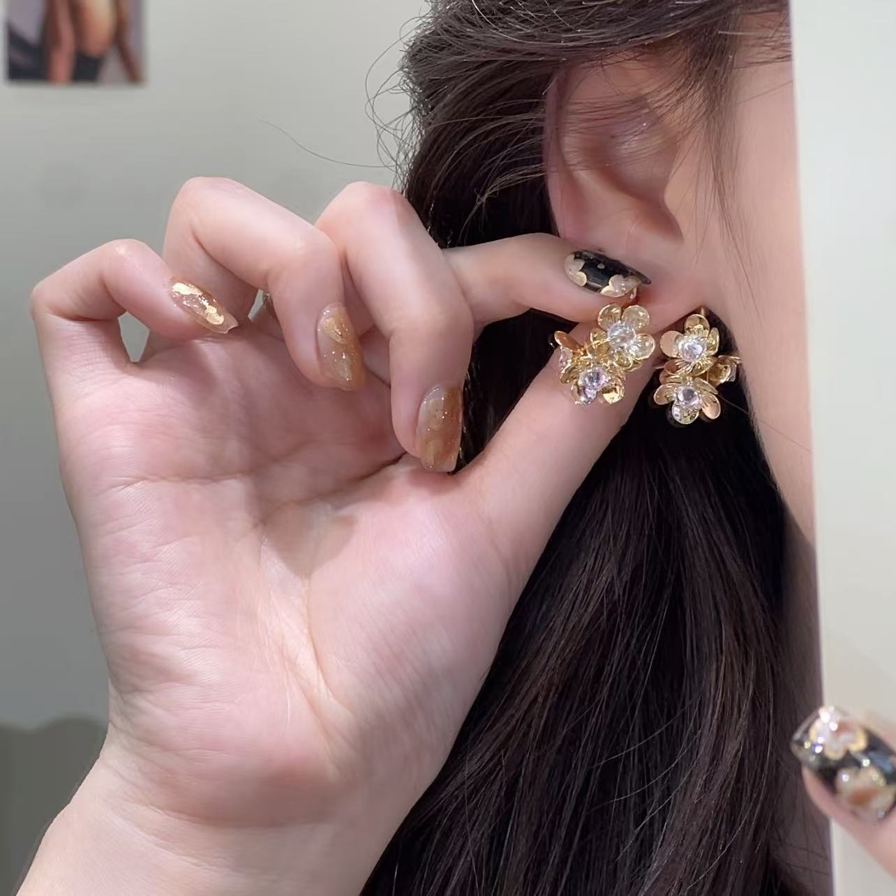 合金耳饰 立体金属花瓣耳环女小众设计高级感气质简约百搭2025