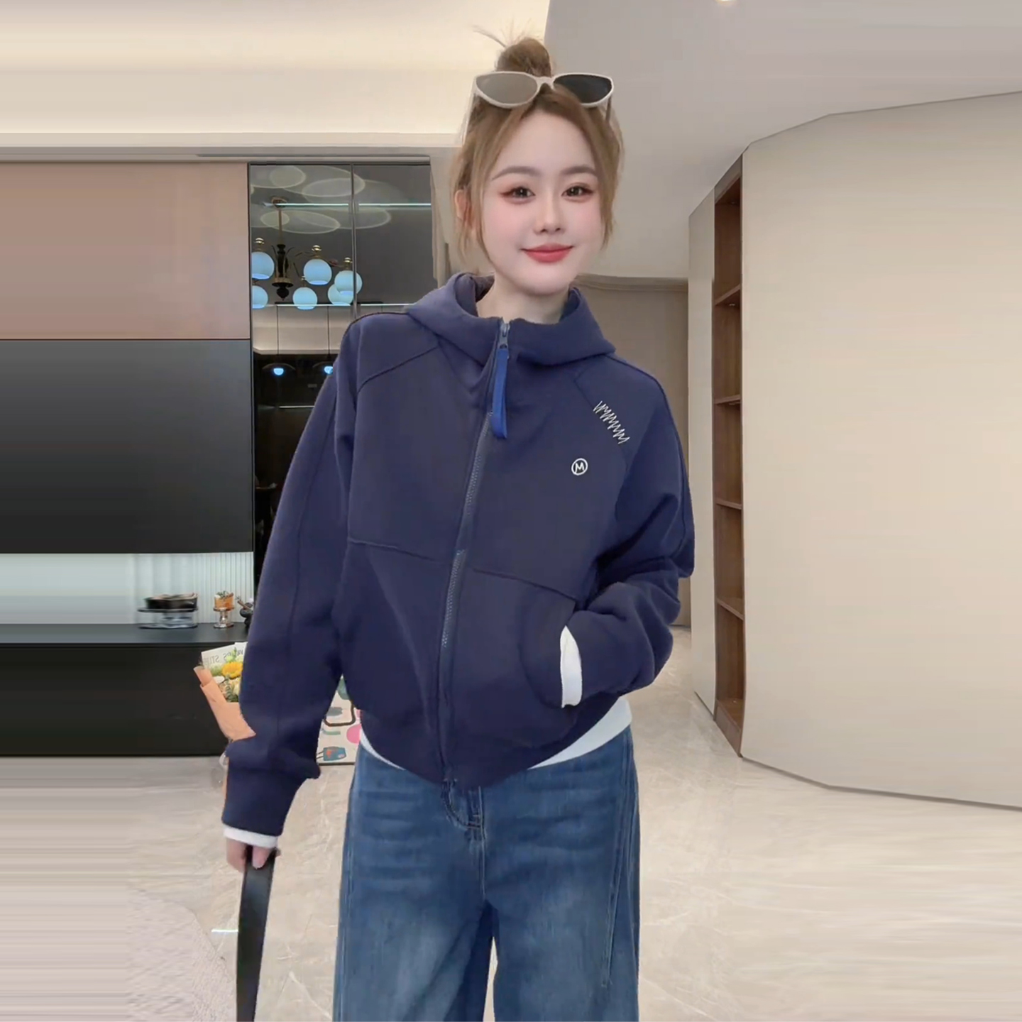 拉夏贝尔时尚连帽短款上衣女2025秋季新款显瘦小个子拉链开衫外套