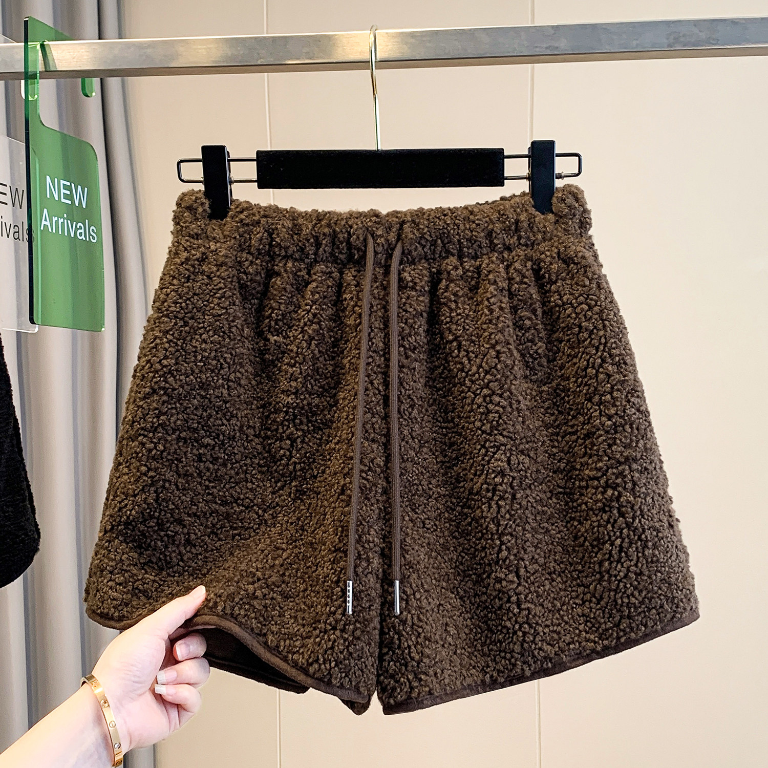 胖mm240斤大码咖色加厚羊羔毛短裤女外穿秋冬款高腰抽绳阔腿靴裤