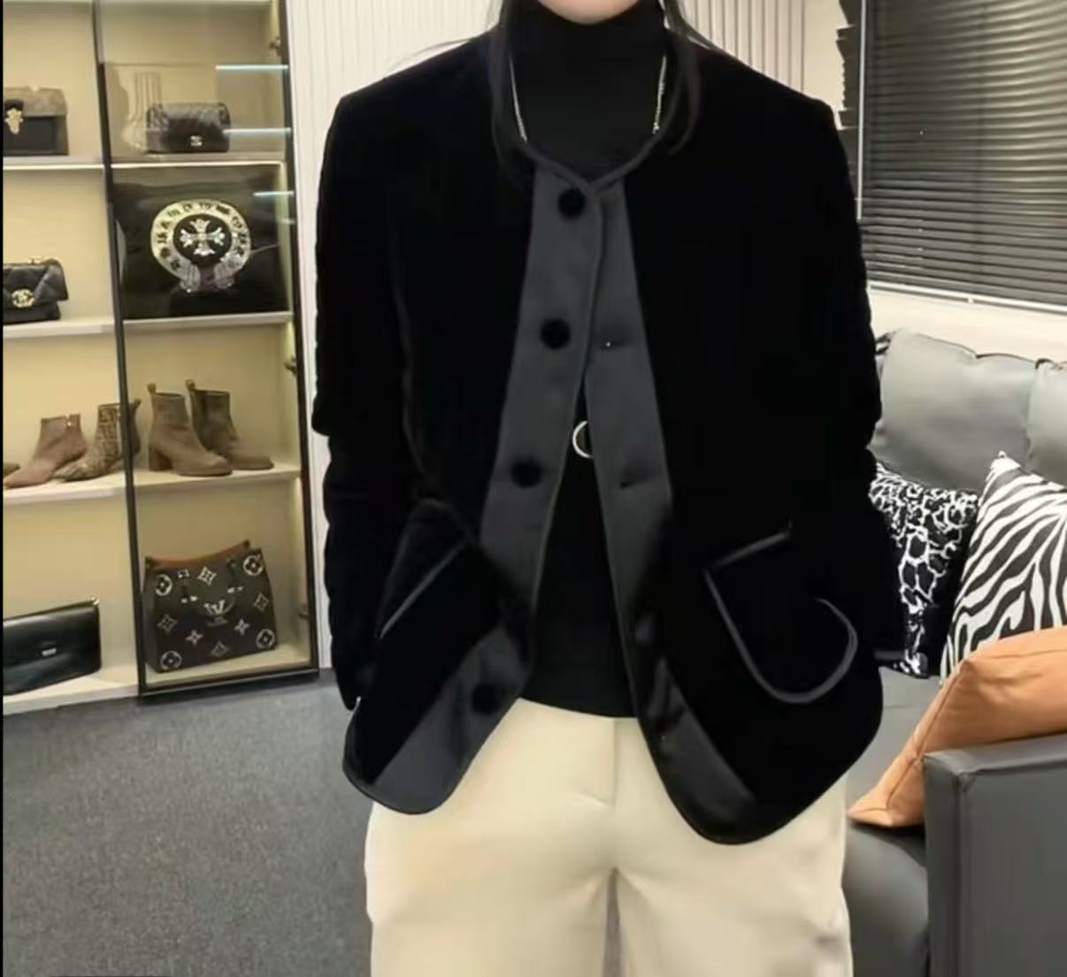2025秋冬时尚洋气宽松遮肉显瘦气质百搭高档丝绒重工拼接黑色棉服