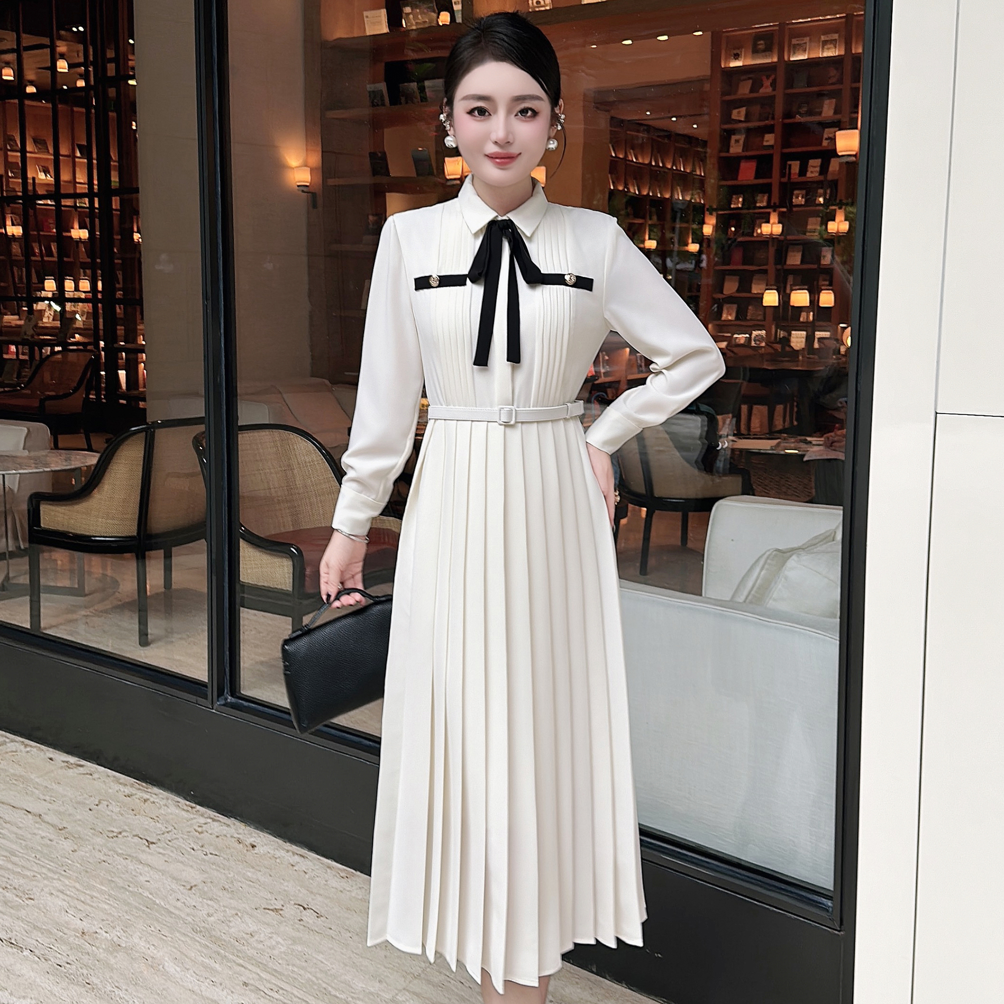 智丽白色知性温柔连衣裙秋款收腰系带长袖百褶a字中长裙2025新款