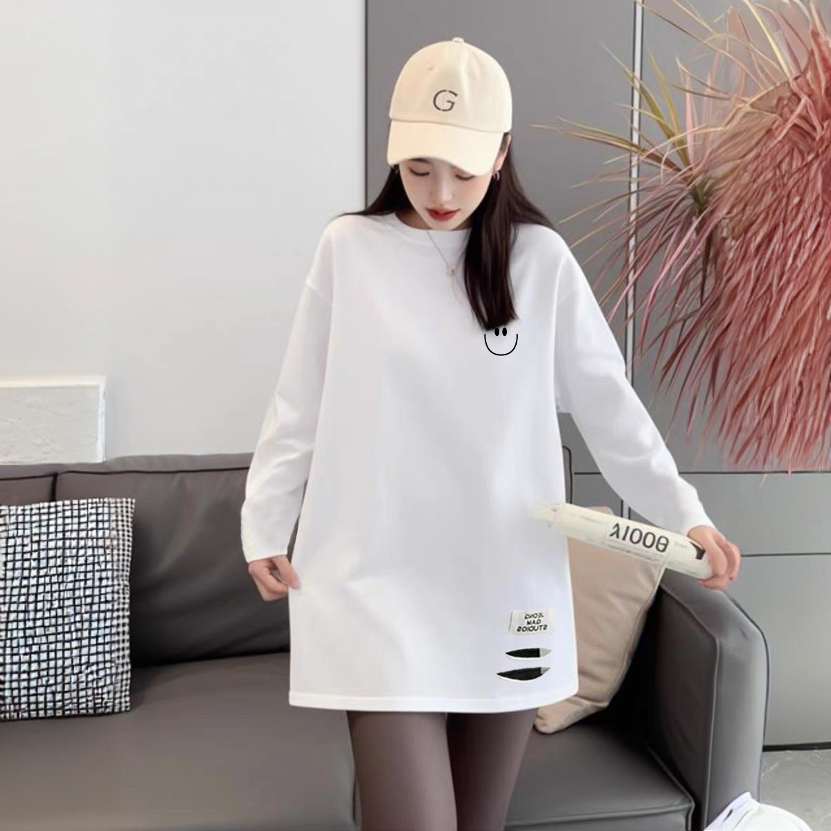 简约时尚印花打底衫小众设计破洞下摆百搭长袖白色圆领套头T恤女