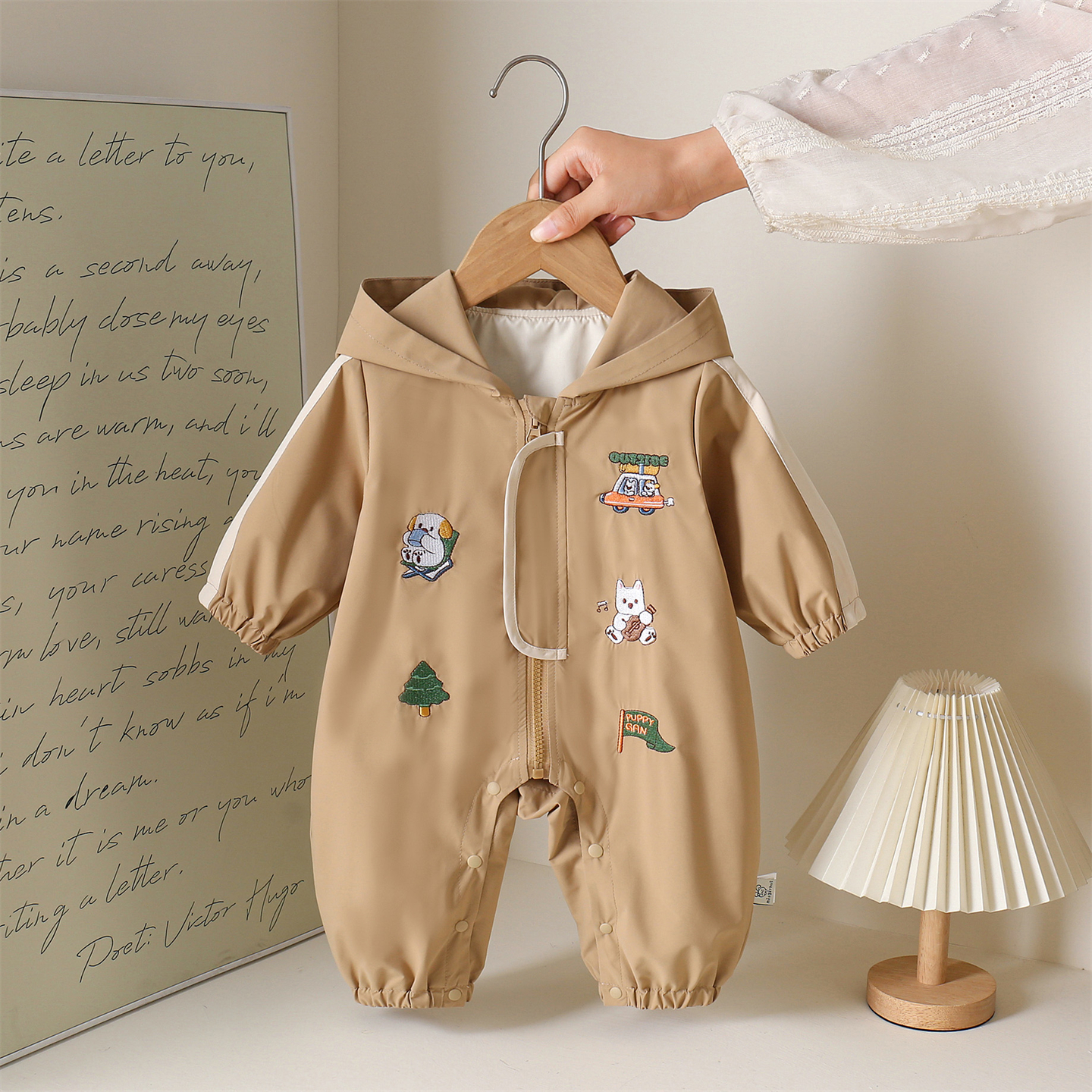 婴儿卡通冲锋衣秋装洋气刺绣卡通防风衣男女宝宝连帽三防爬爬服春