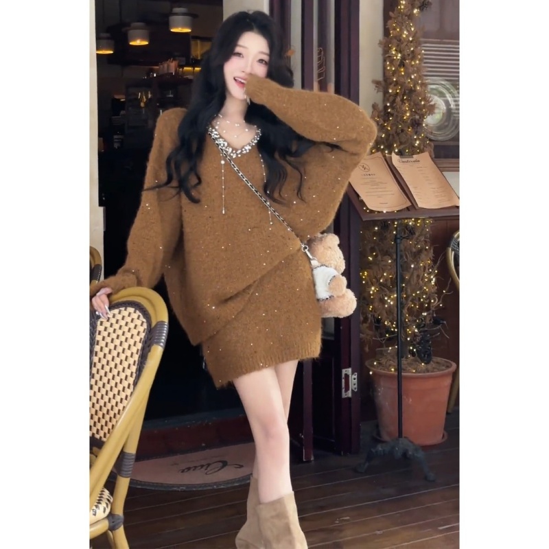 2025韩系高级时尚精致镶钻V领亮片细闪套头毛衣显瘦百搭短裙套装