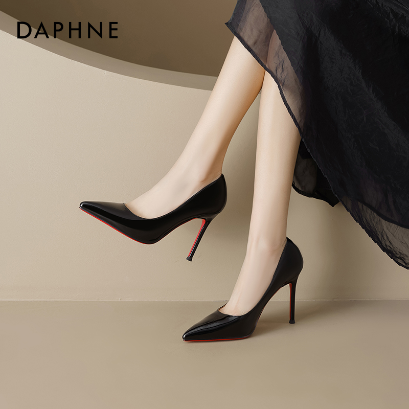 达芙妮黑色高跟鞋女细跟2025夏秋季新款尖头高级感红底气质单鞋子