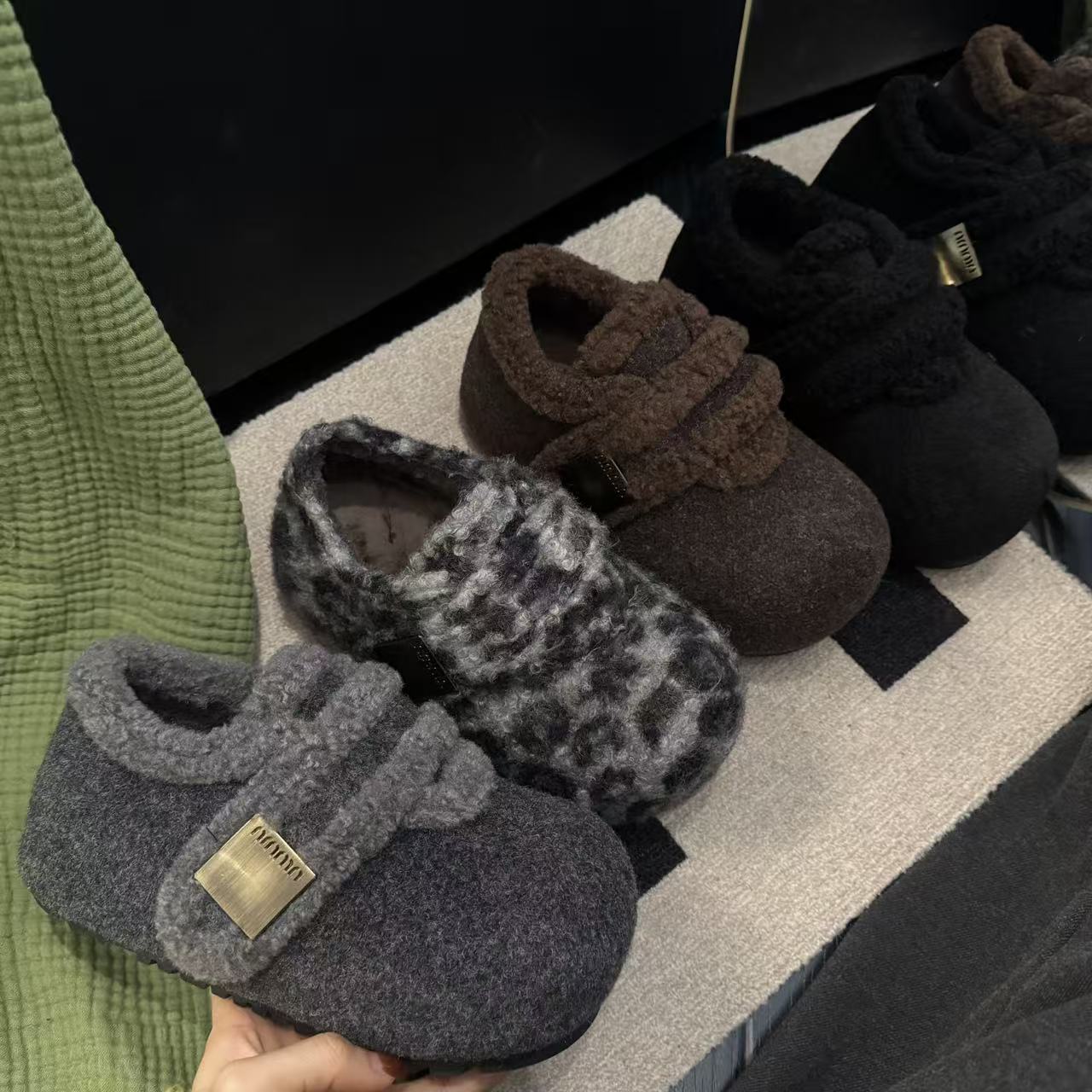 2025年冬季新款时尚百搭魔术贴设计保暖增高厚底休闲风包头毛毛鞋