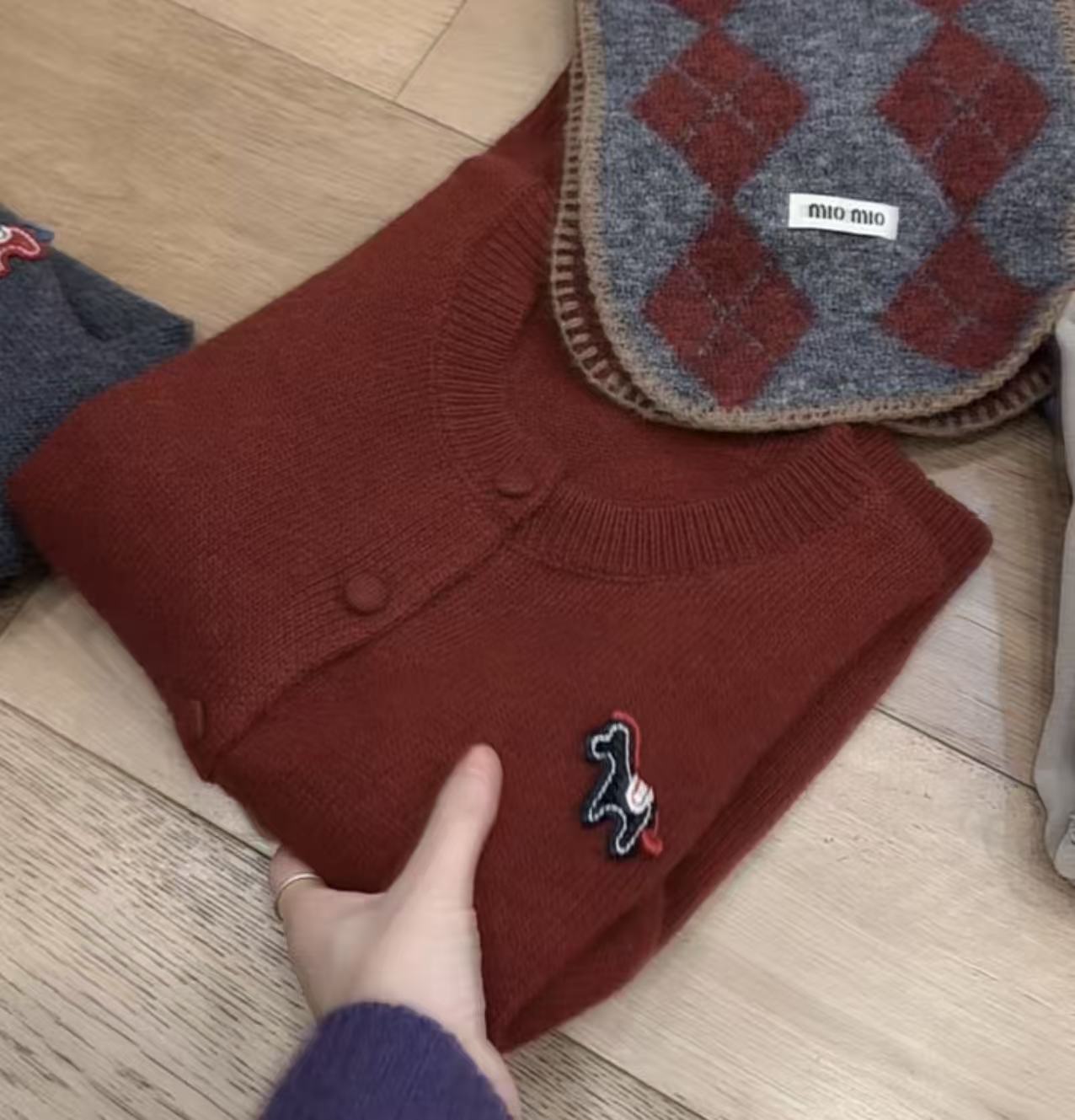 七言家巨好看！#氛围感圣诞小马刺绣包扣软糯毛衣936@