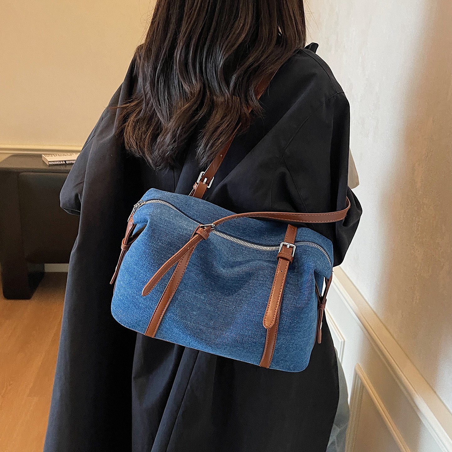 休闲大容量牛仔布包包女式2025新款轻便百搭通勤单肩包手提托特包