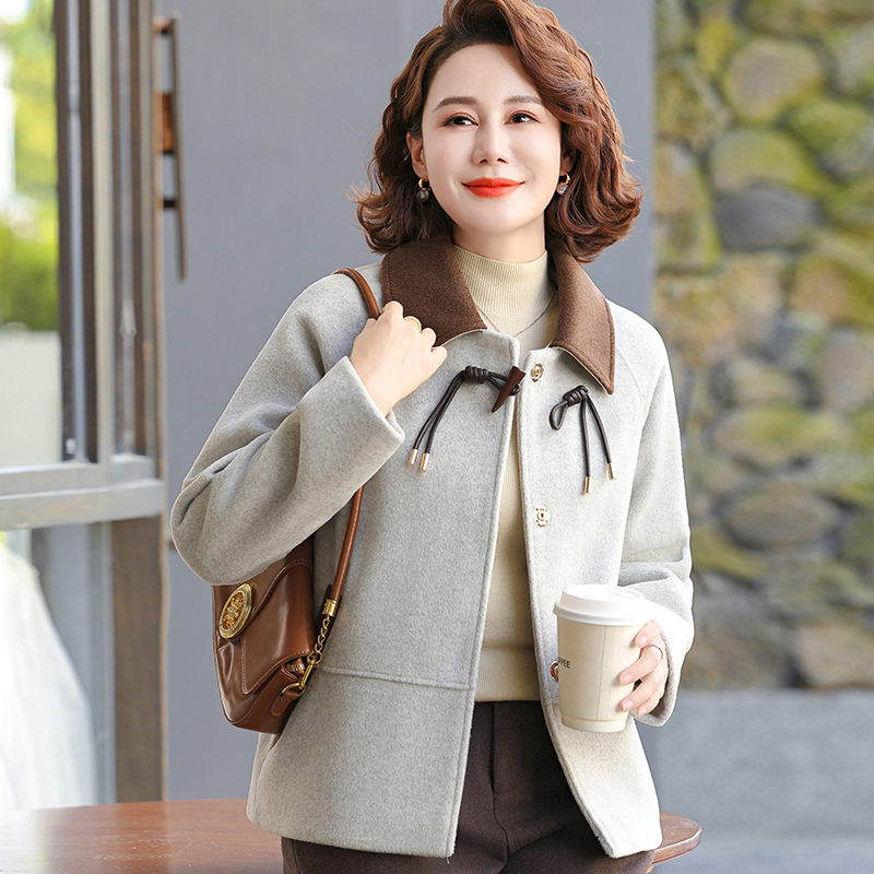 中年妈妈秋装短外套洋气2025新款高贵上衣中老年女士春秋毛呢大衣