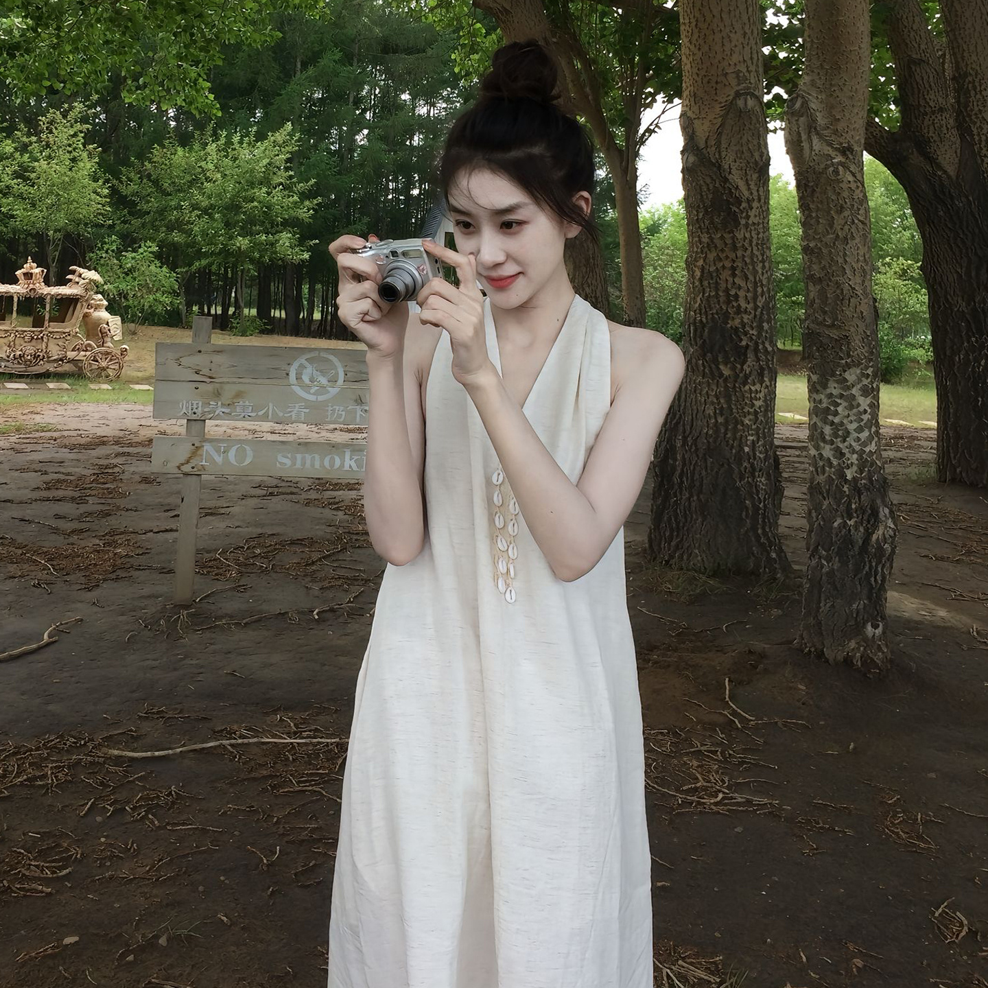 海边度假风白色无袖挂脖v领连衣裙子女夏季2025新款绝美沙滩长裙