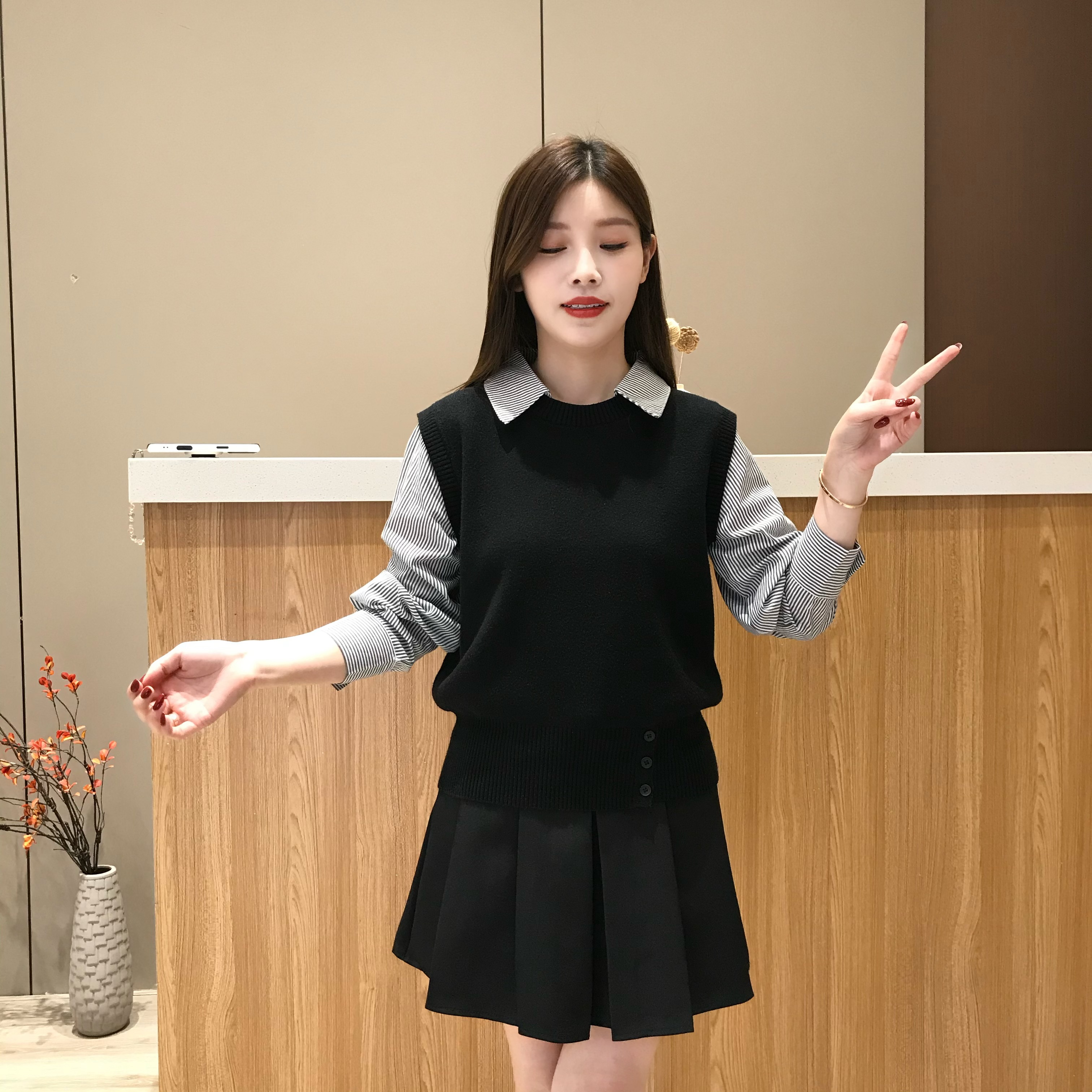 假两件拼接条纹长袖针织衫女秋季新款下摆纽扣收腰设计毛衣上衣潮