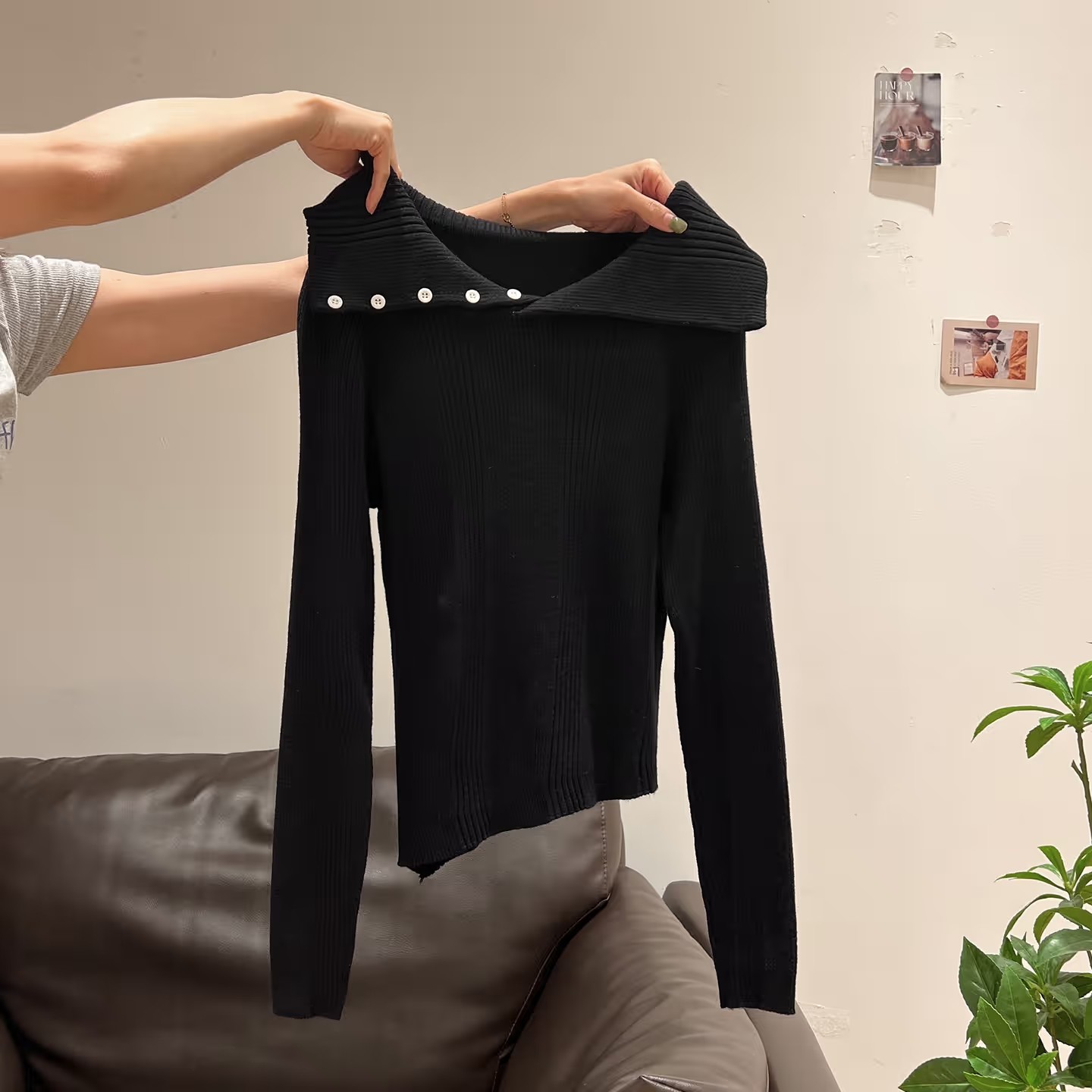 小婉薇黑色一字肩露肩翻领不规则下摆针织打底衫内搭秋穿搭上衣女