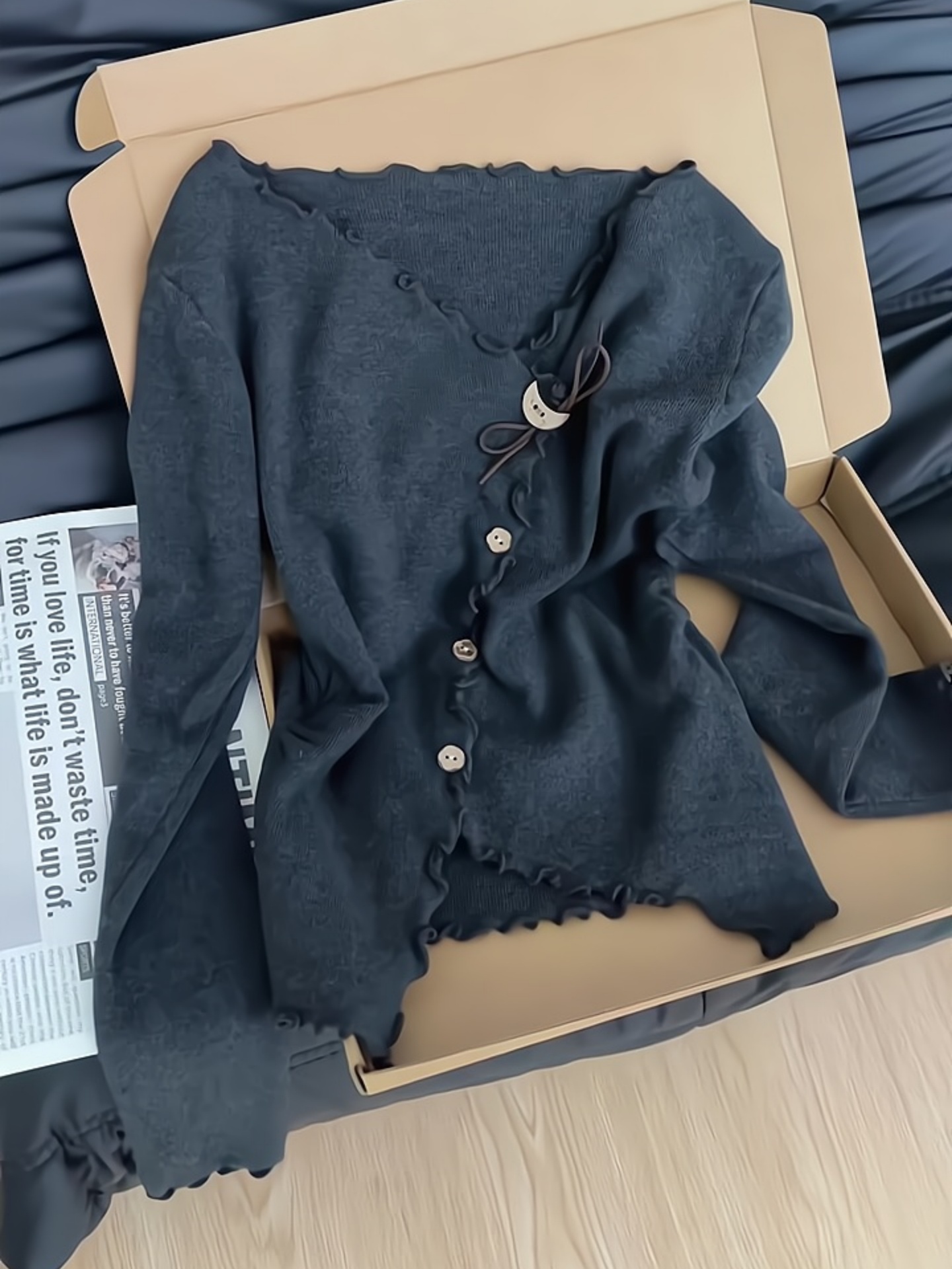 2025新款韩系慵懒木耳边V领氛围感深灰色针织开衫女秋季百搭上衣