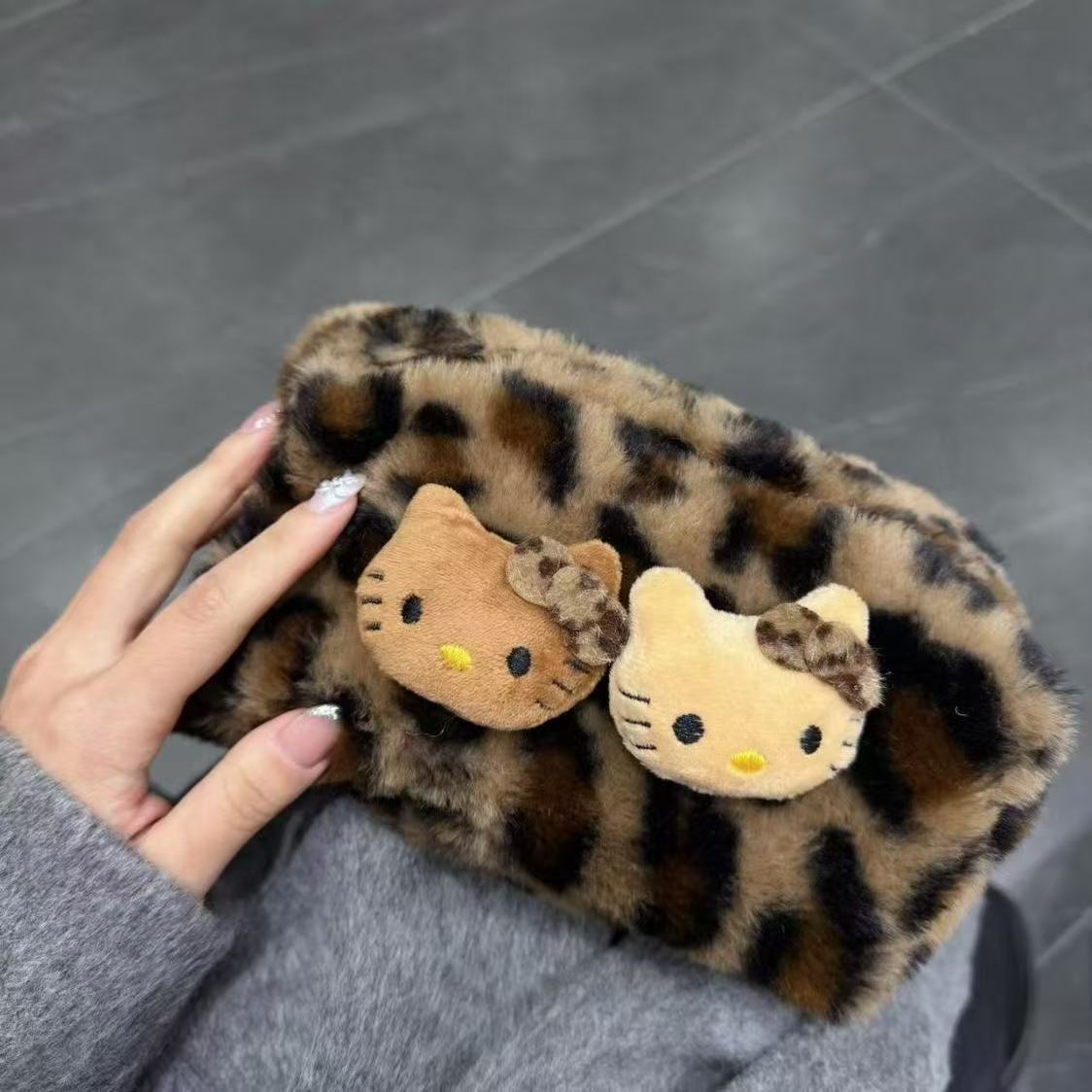 ins风豹纹kitty毛绒化妆包女便携式旅行手拿洗漱包大容量收纳包J