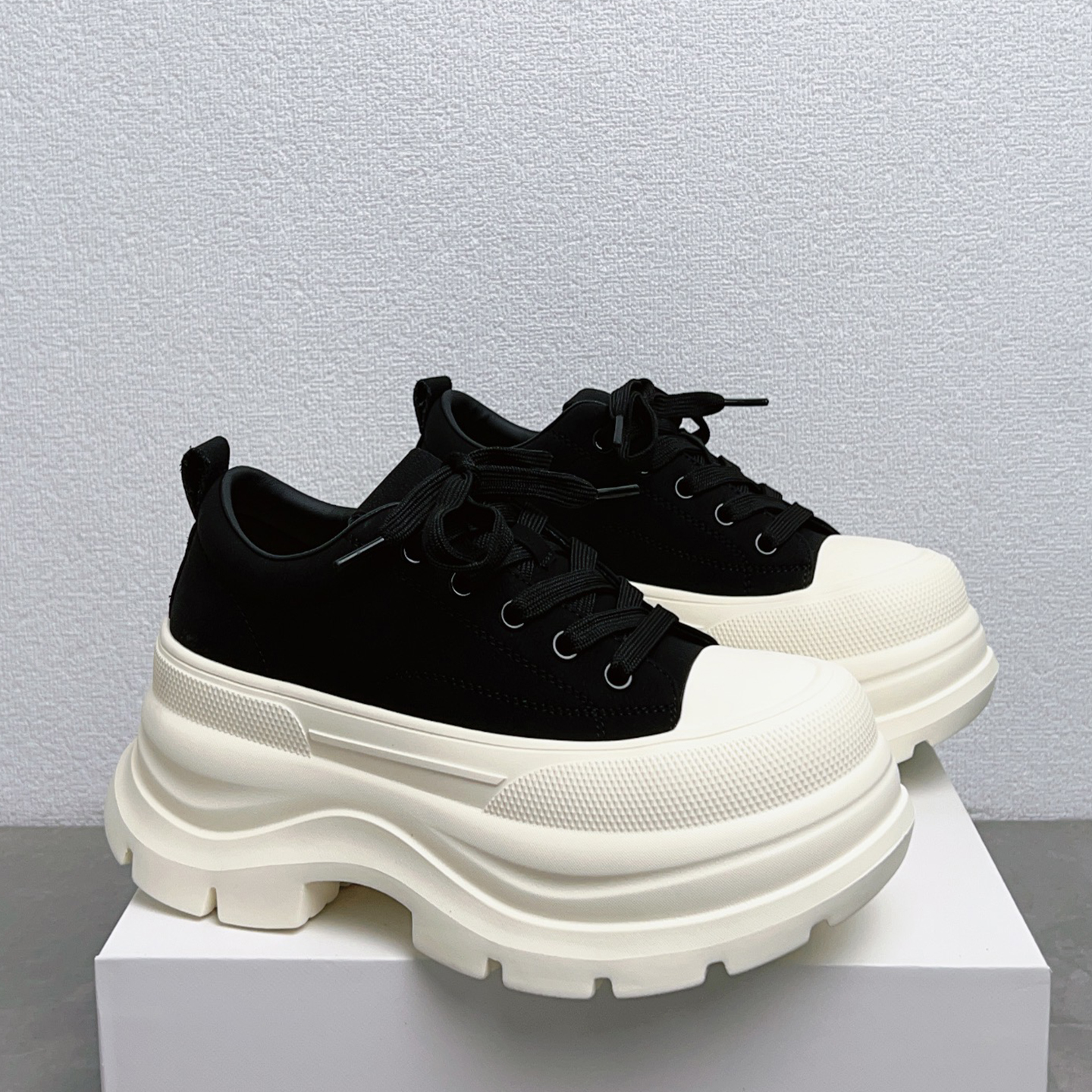 黑色真皮厚底女鞋2025年秋季新款百搭松糕鞋系带小个子增高小白鞋