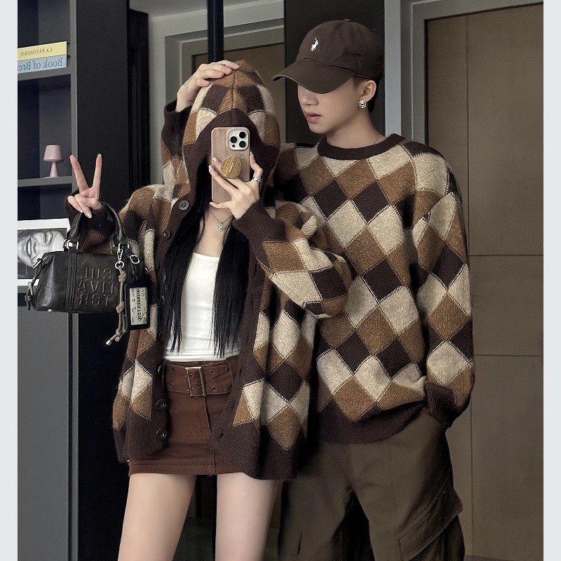 2025新款情侣装复古撞色菱格毛衣外套秋冬韩系宽松显瘦针织衫上衣