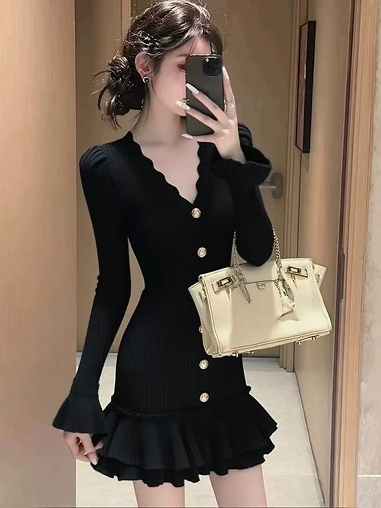 Z302法式黑色V领针织包臀连衣裙女2025秋冬小个子高级感修身短裙