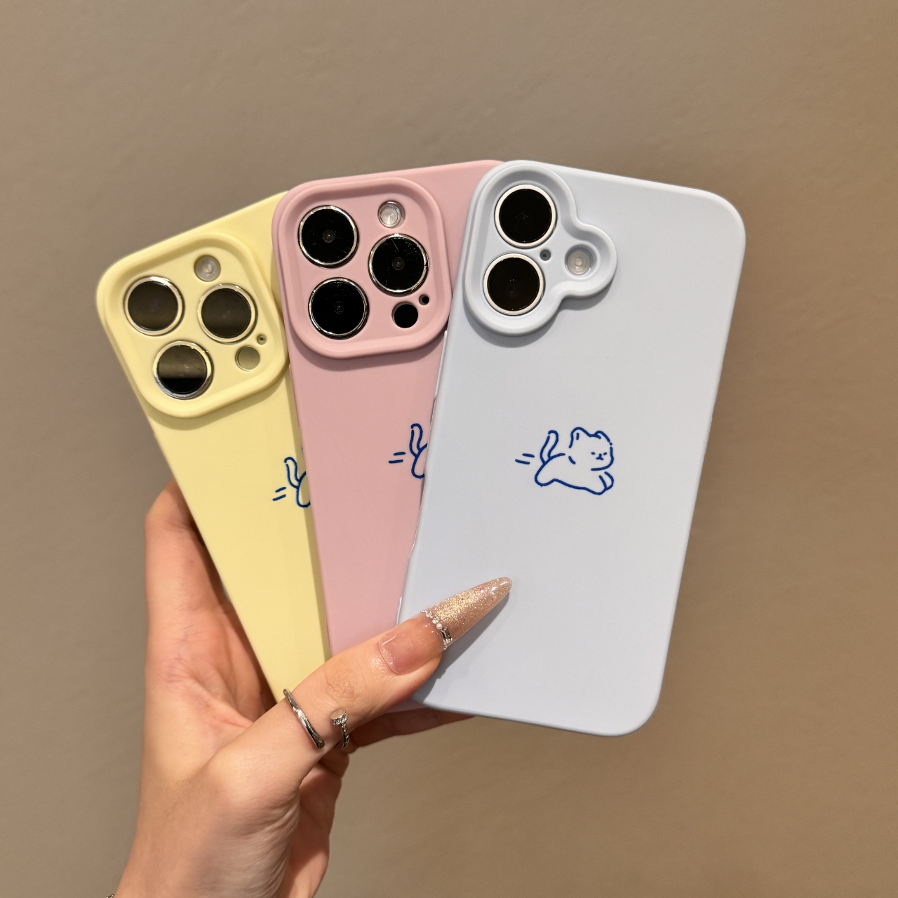 可爱奔跑小猫液态精孔适用苹果17pro/15promax手机壳16iPhone14