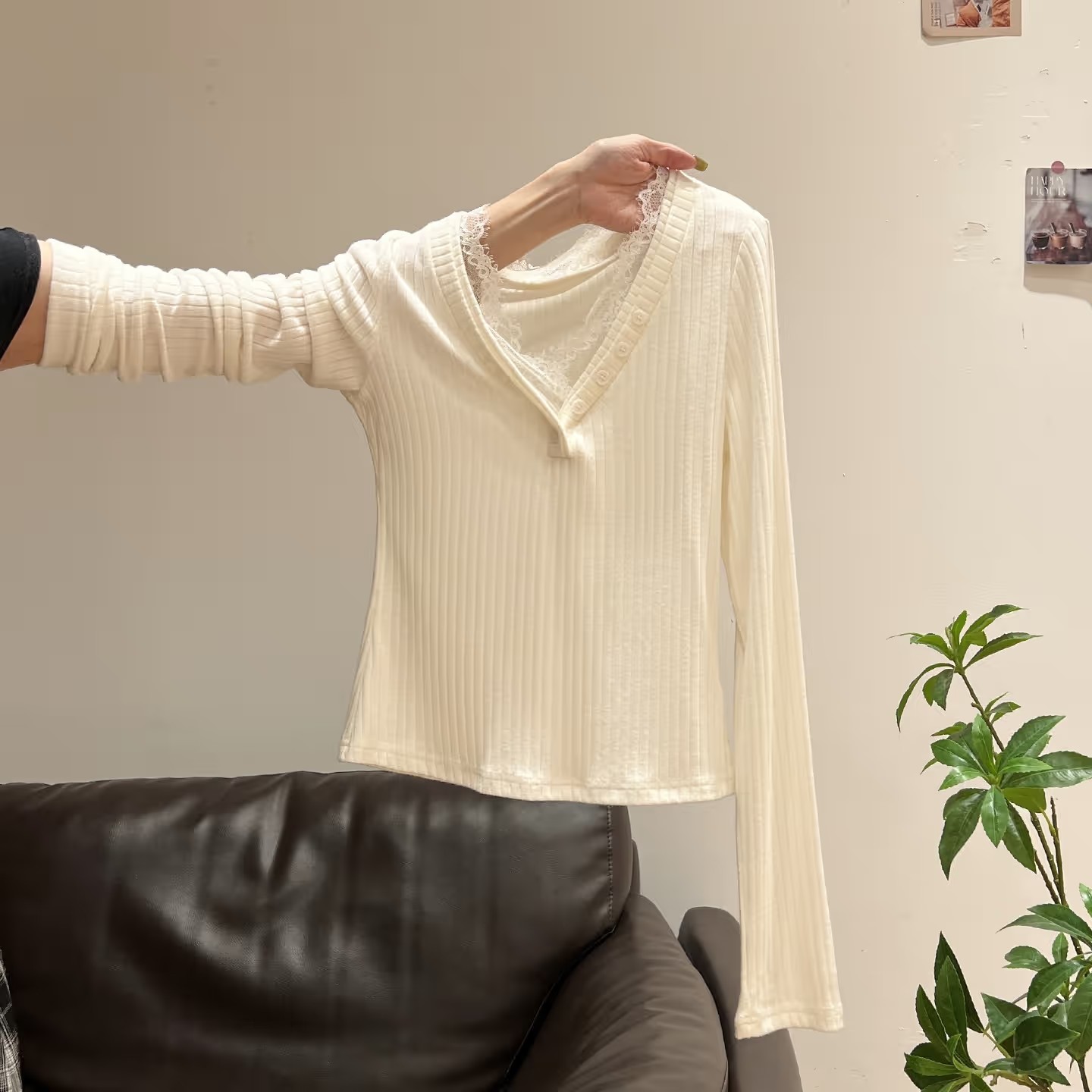 蕾丝拼接V领条纹纽扣设计感长袖T恤女2025初秋新款正肩针织小上衣