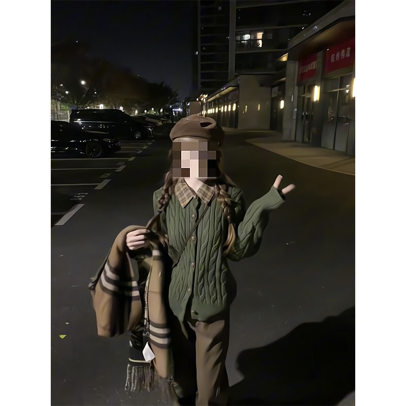 橄榄绿拼格子针织毛衣开衫女冬款2025新款巨好看翻领外套百搭裤子