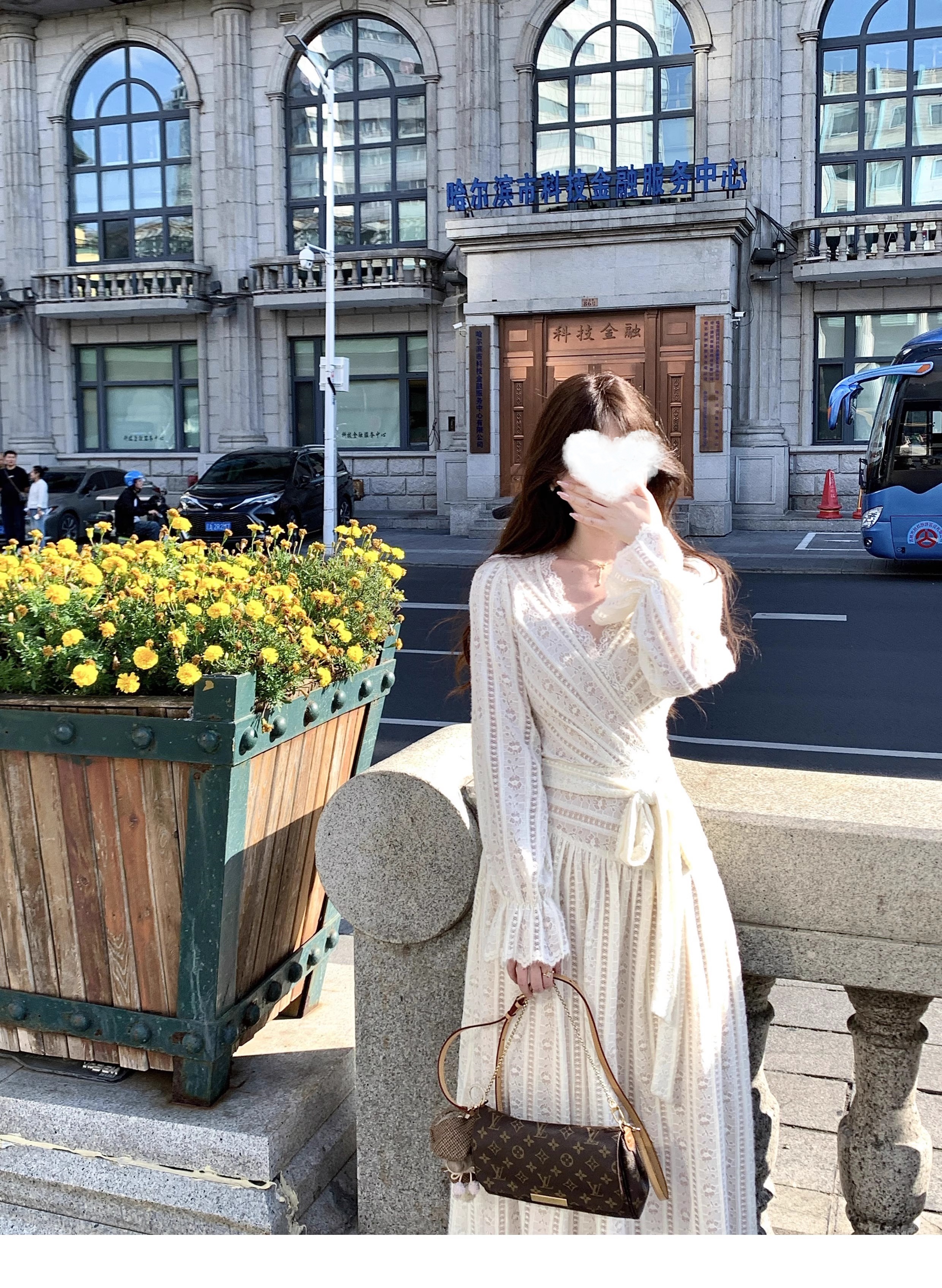 秋冬设计感连衣裙收腰长袖蕾丝V领法式复古气质显瘦长裙