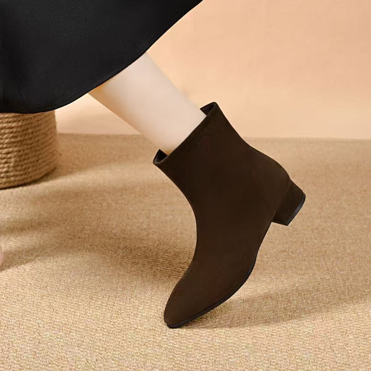 2025新款爆款洋气明星同款真皮粗跟软底鞋子短靴时装瘦瘦靴尖头