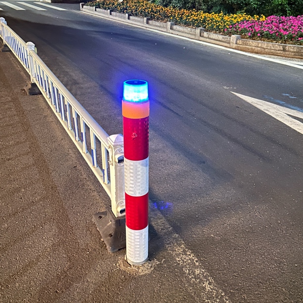 道路隔离用钢管警示柱头灯114管反光柱防撞立杆带太阳能警示灯