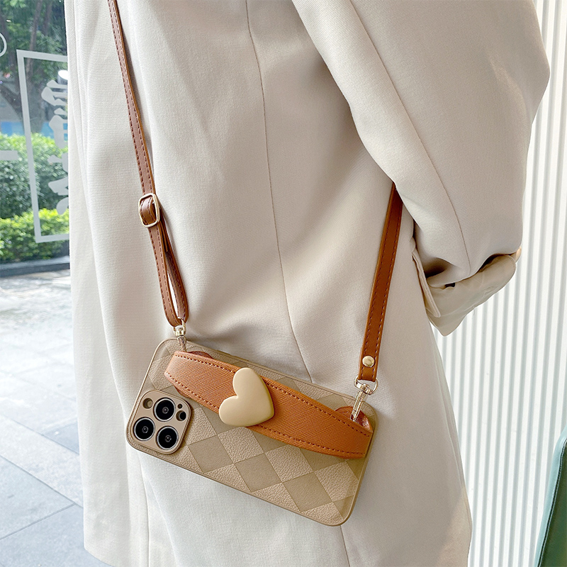 高级感简约爱心腕带适用苹果17promax手机壳皮质可背斜挎防摔17女