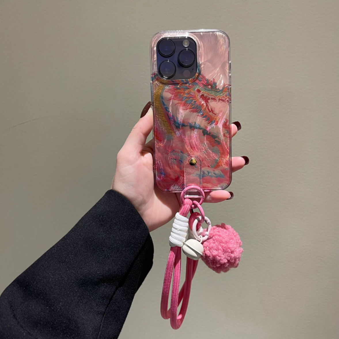 新年粉色羽纱彩色龙苹果15promax女款防摔适用iPhone16铃铛手绳