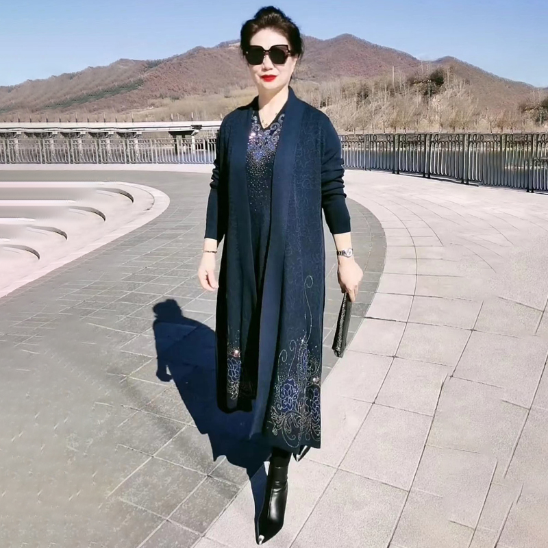 阔版大码女装两件套2024秋季新款开衫套装宽松洋气连衣裙+风衣女