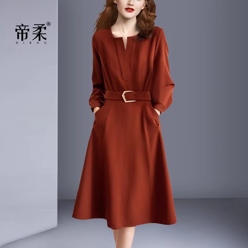 帝柔橘红色连衣裙2025秋季新品套头高腰休闲腰带简约大码显瘦通勤