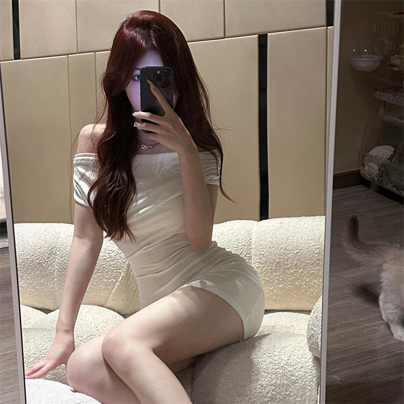 甜辣风性感一字领白色露肩连衣裙女夏季新款气质收腰褶皱包臀短裙