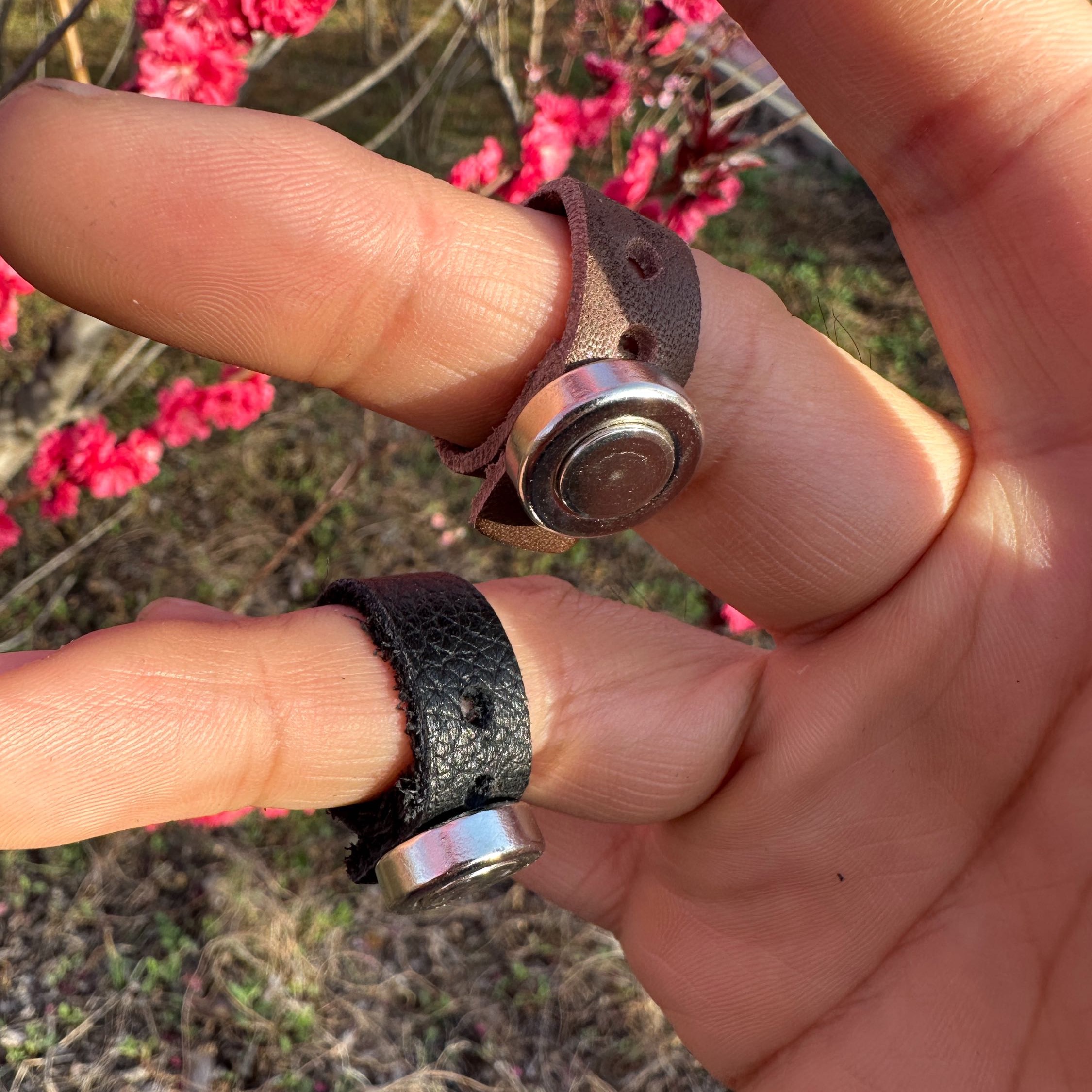 良弓飞羽正品牛皮强磁戒指头层高端牛皮快速上弹大小可调秒上钢珠