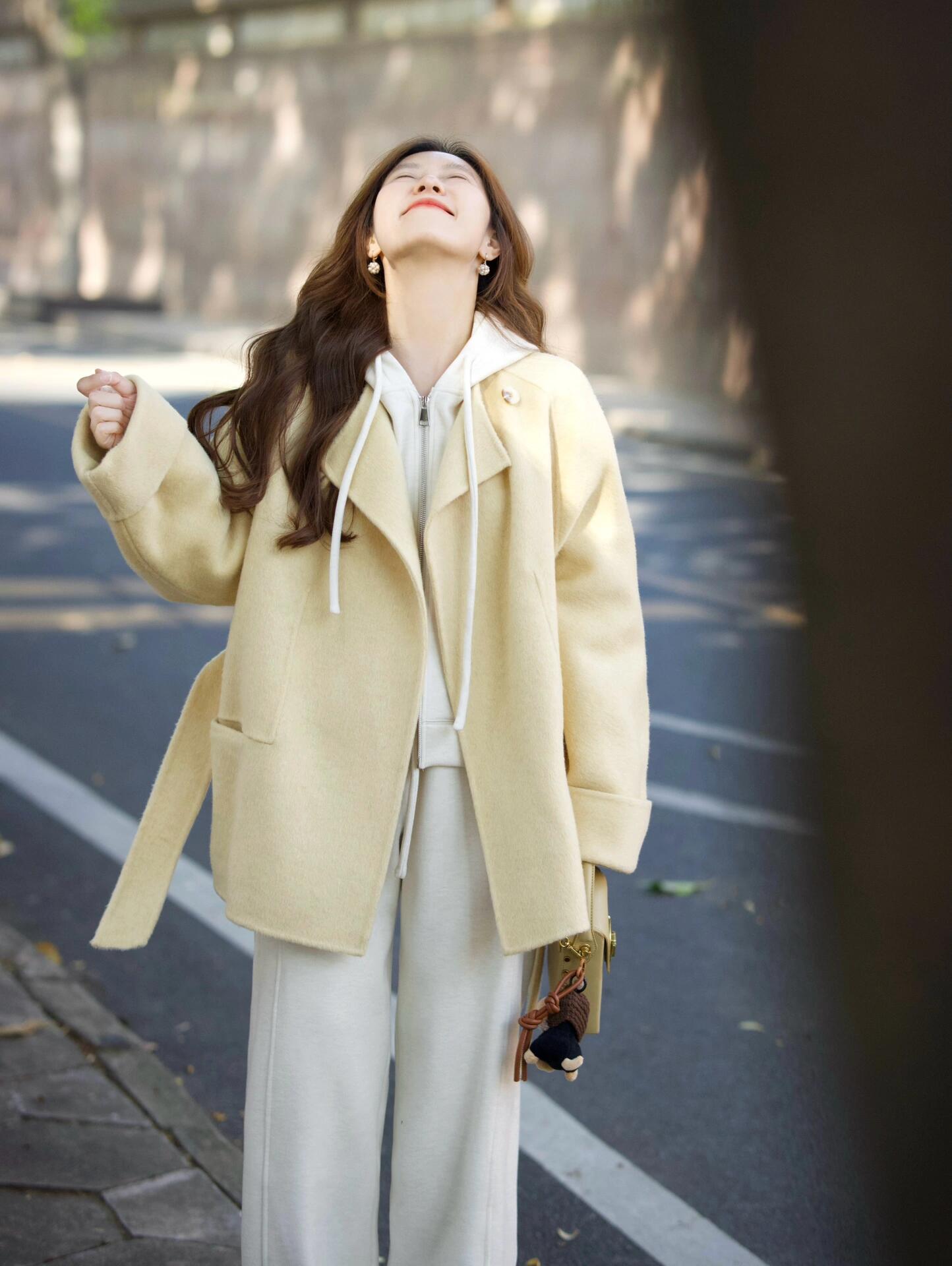 秋冬穿搭一整套设计感腰带淡黄短款毛呢外套连帽卫衣休闲裤三件套