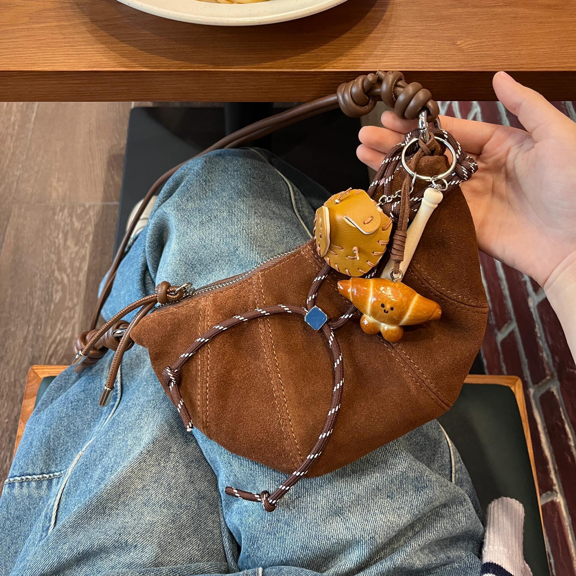 2025秋冬新款复古磨砂牛角包高级感简约百搭饺子包通勤单肩斜挎包