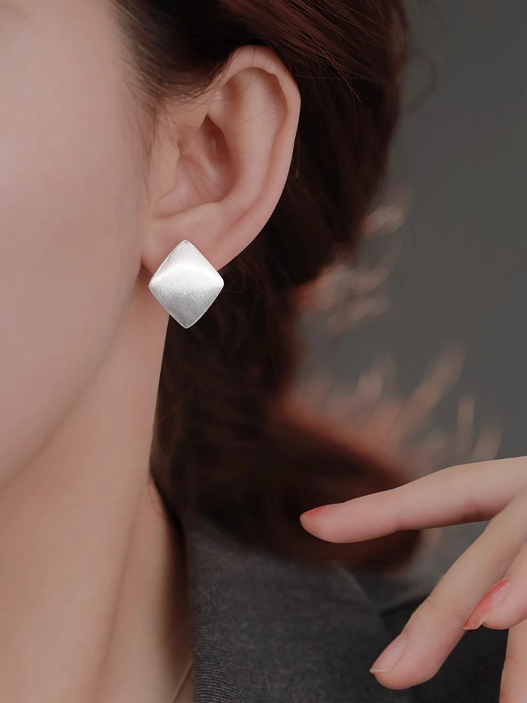 925银耳饰 拉丝菱形耳扣耳环新款潮耳钉女简约冷淡风复古百搭个性